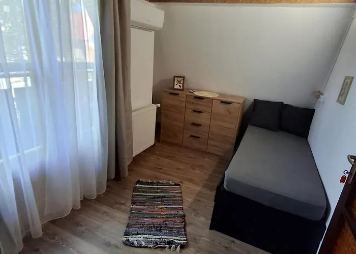 Faludi Vendeghaz فونيارتْسفاشغ